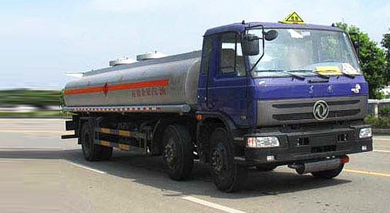 东风小三轴化工液体运输车