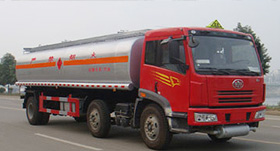 解放小三轴运油车