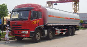 解放小三轴运油车